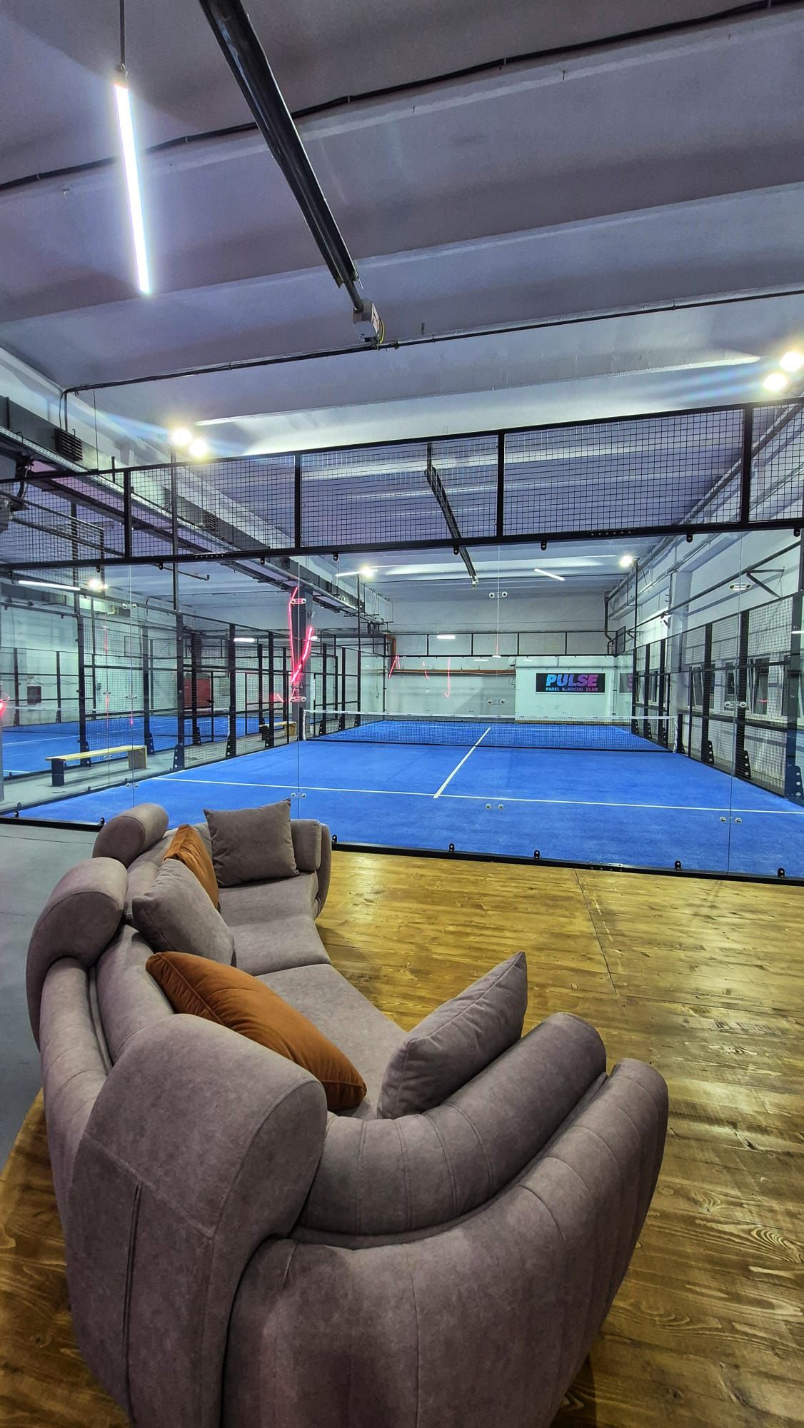 Canapea premium cu vedere directă către terenul de padel